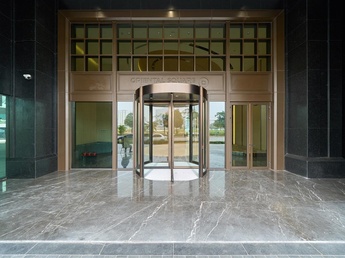 Cửa ra vào tòa nhà Oriental Square